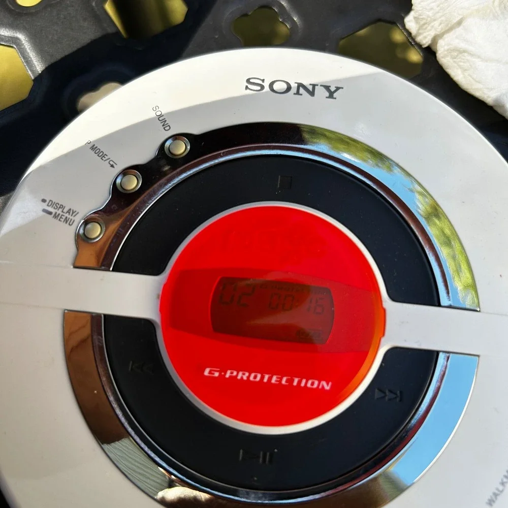 Sony CD Walkman D-EJ100 White Red Portable Player G-Protection RM-MC26 Remote
